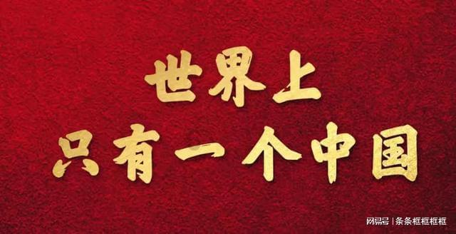 逃出轿车的女孩